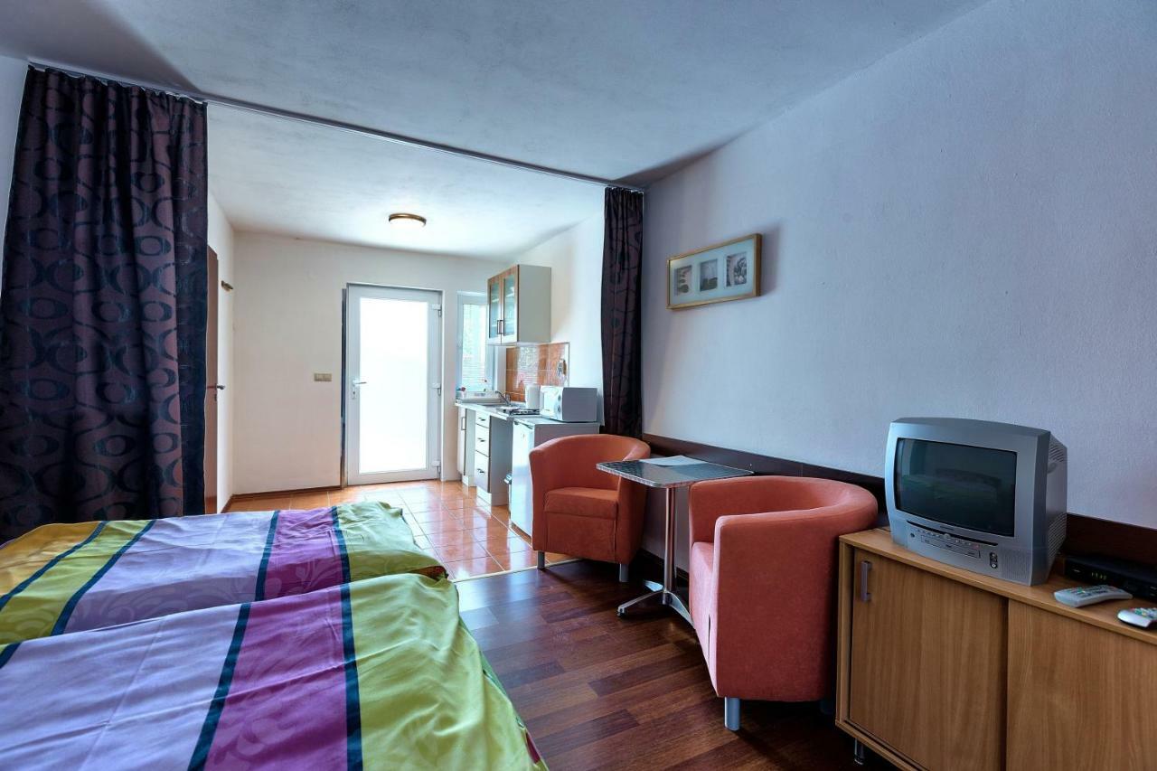 Apartmanovy Dom Red Hotell Podhájska Exteriör bild