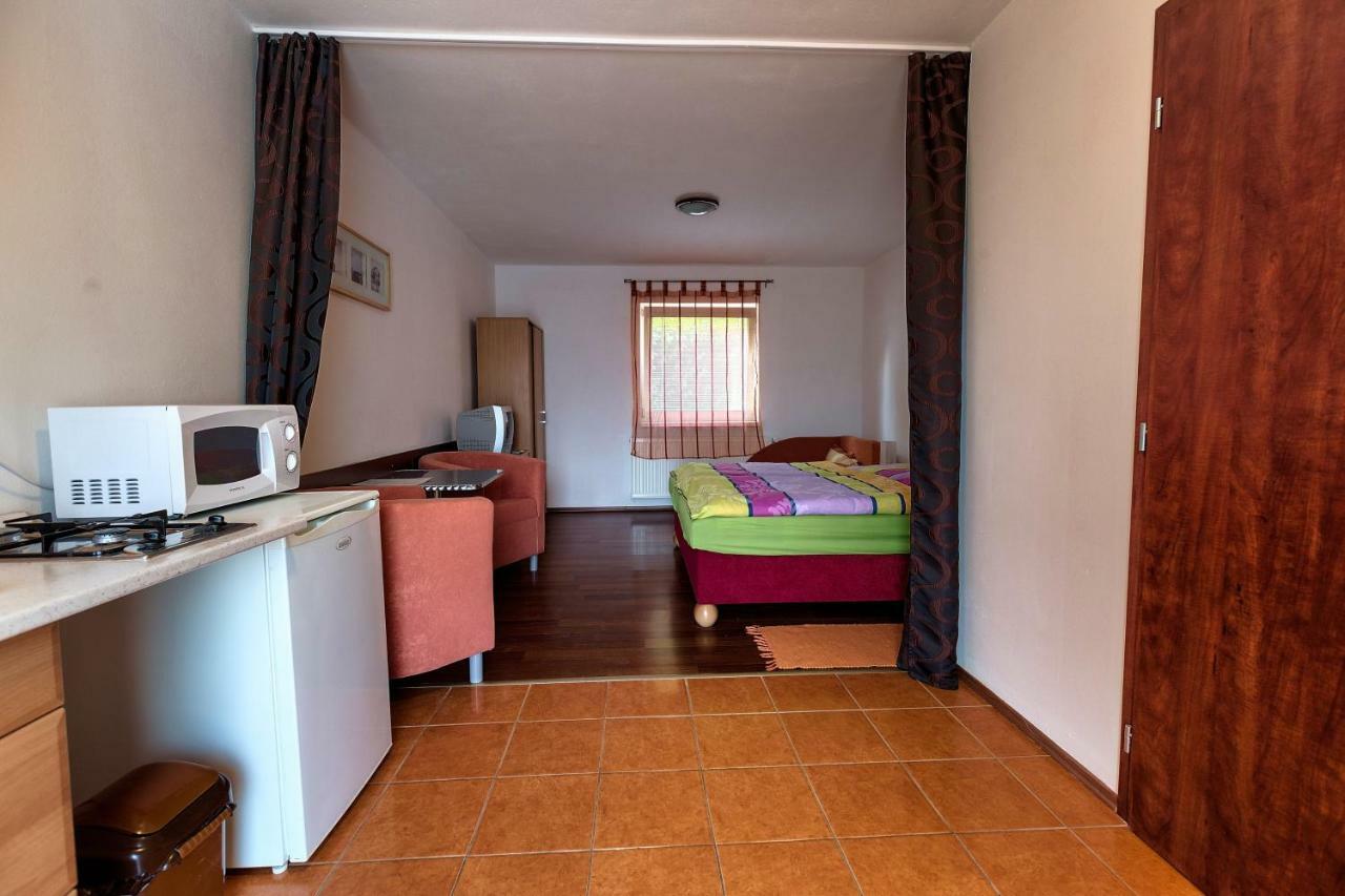 Apartmanovy Dom Red Hotell Podhájska Exteriör bild