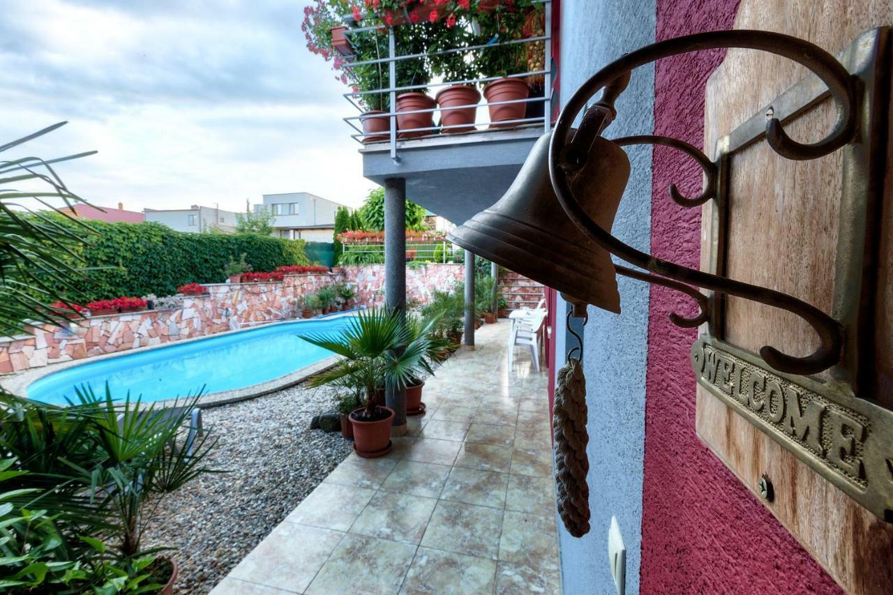 Apartmanovy Dom Red Hotell Podhájska Exteriör bild