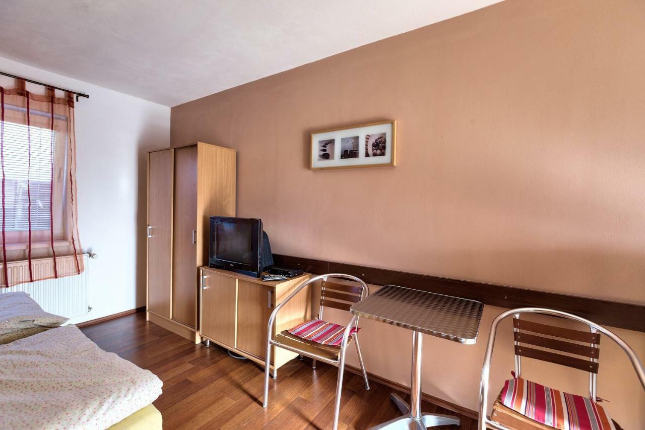 Apartmanovy Dom Red Hotell Podhájska Exteriör bild
