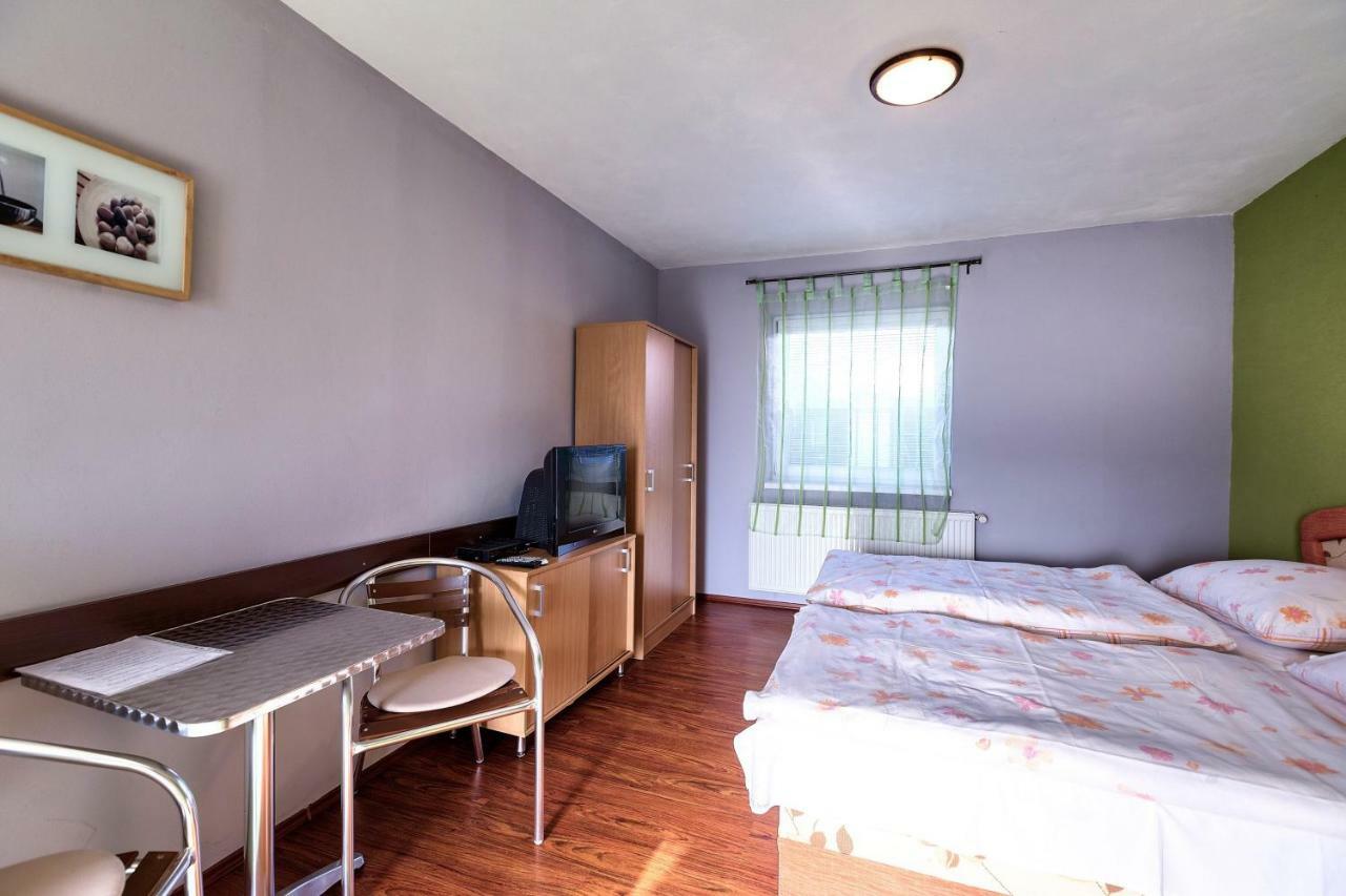 Apartmanovy Dom Red Hotell Podhájska Exteriör bild