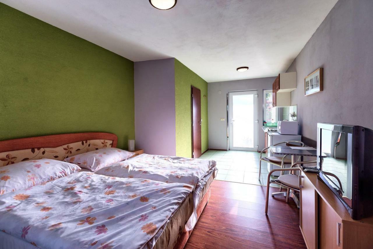 Apartmanovy Dom Red Hotell Podhájska Exteriör bild