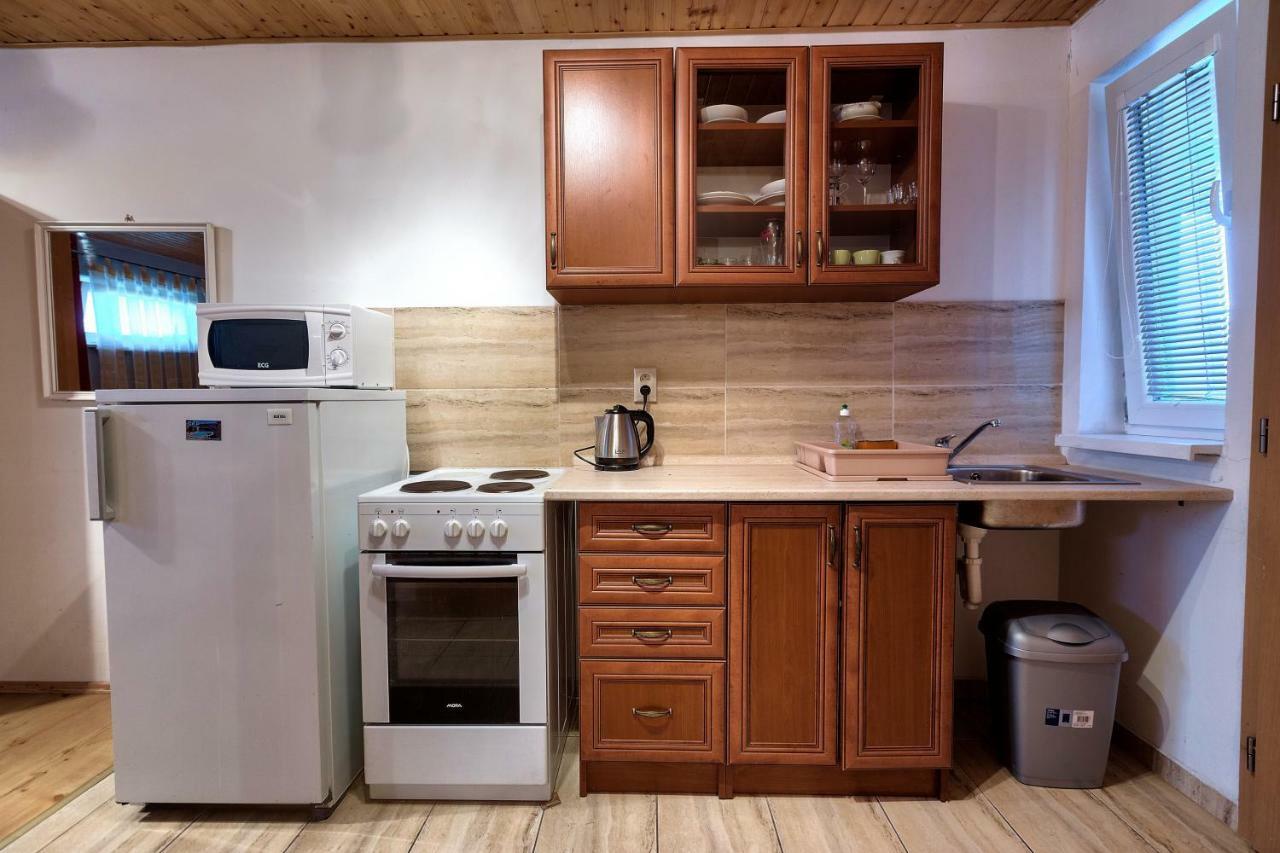 Apartmanovy Dom Red Hotell Podhájska Exteriör bild