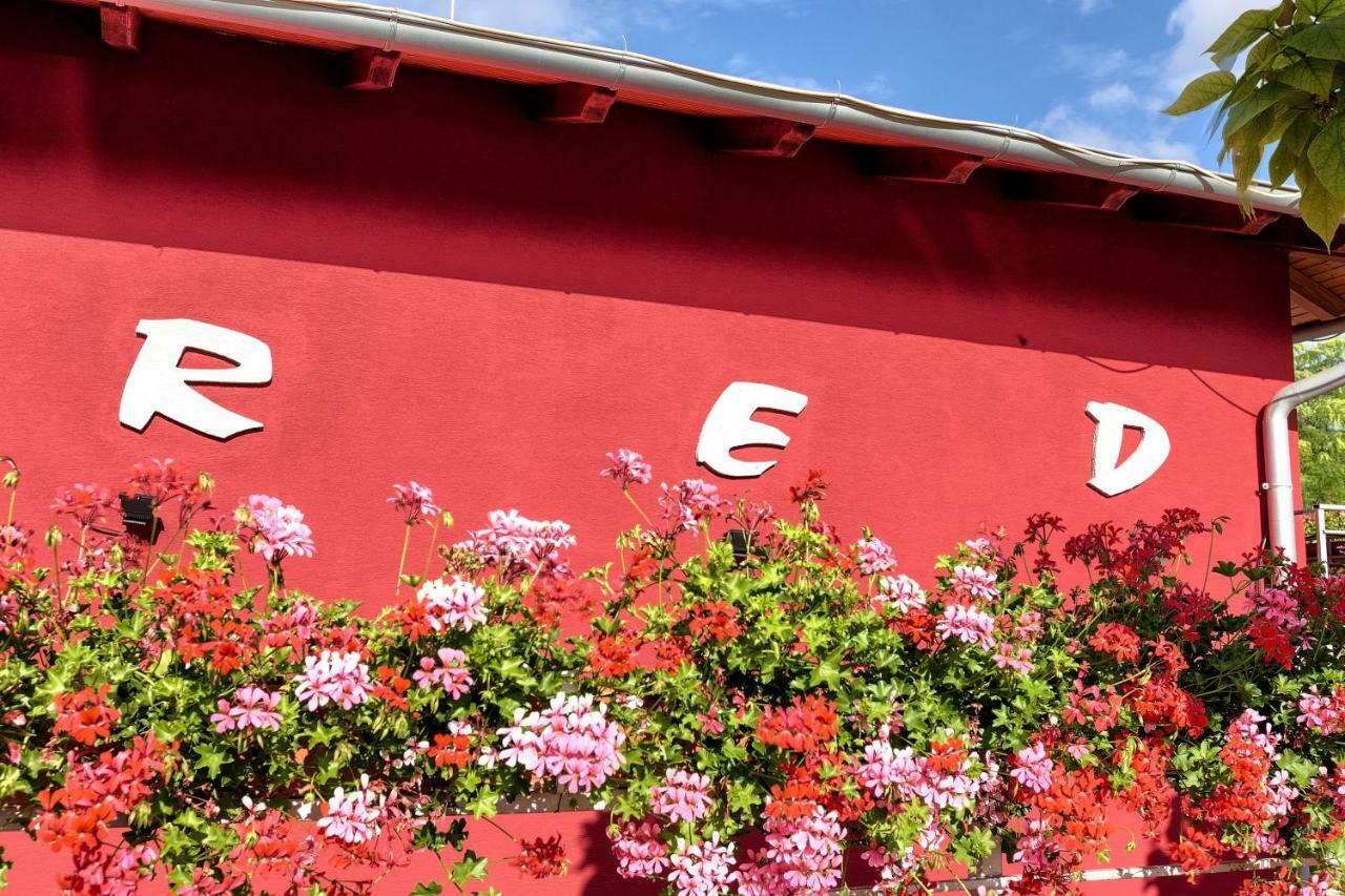 Apartmanovy Dom Red Hotell Podhájska Exteriör bild