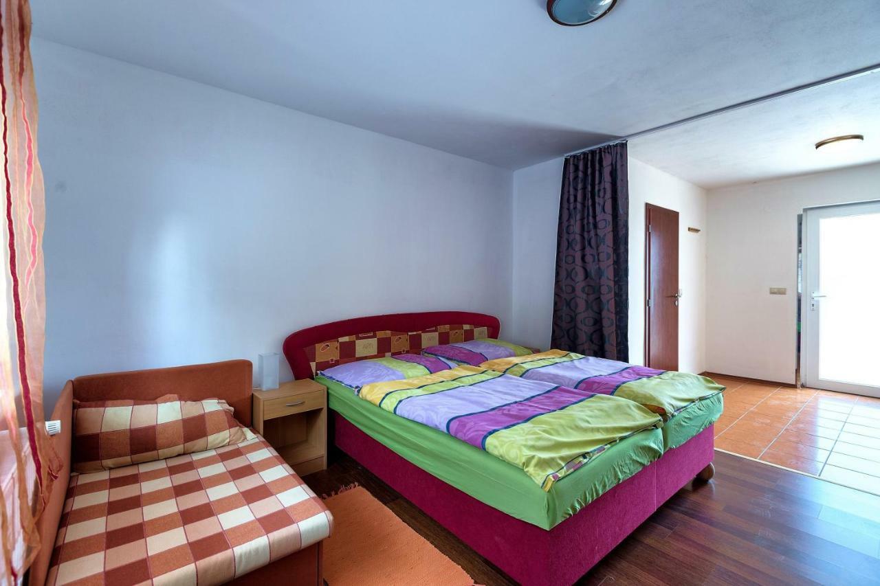 Apartmanovy Dom Red Hotell Podhájska Exteriör bild