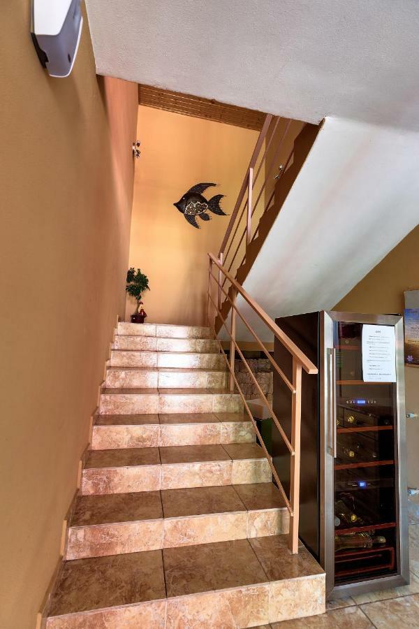 Apartmanovy Dom Red Hotell Podhájska Exteriör bild