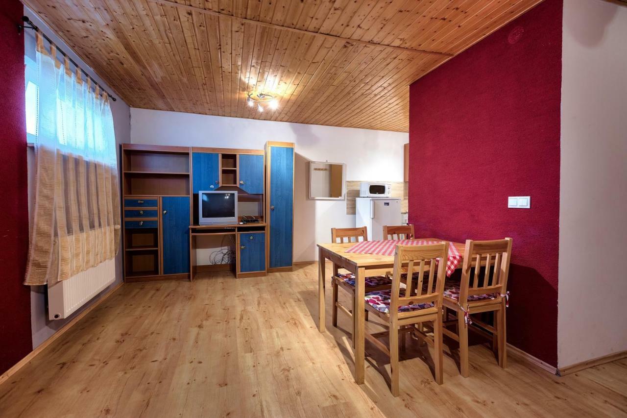 Apartmanovy Dom Red Hotell Podhájska Exteriör bild