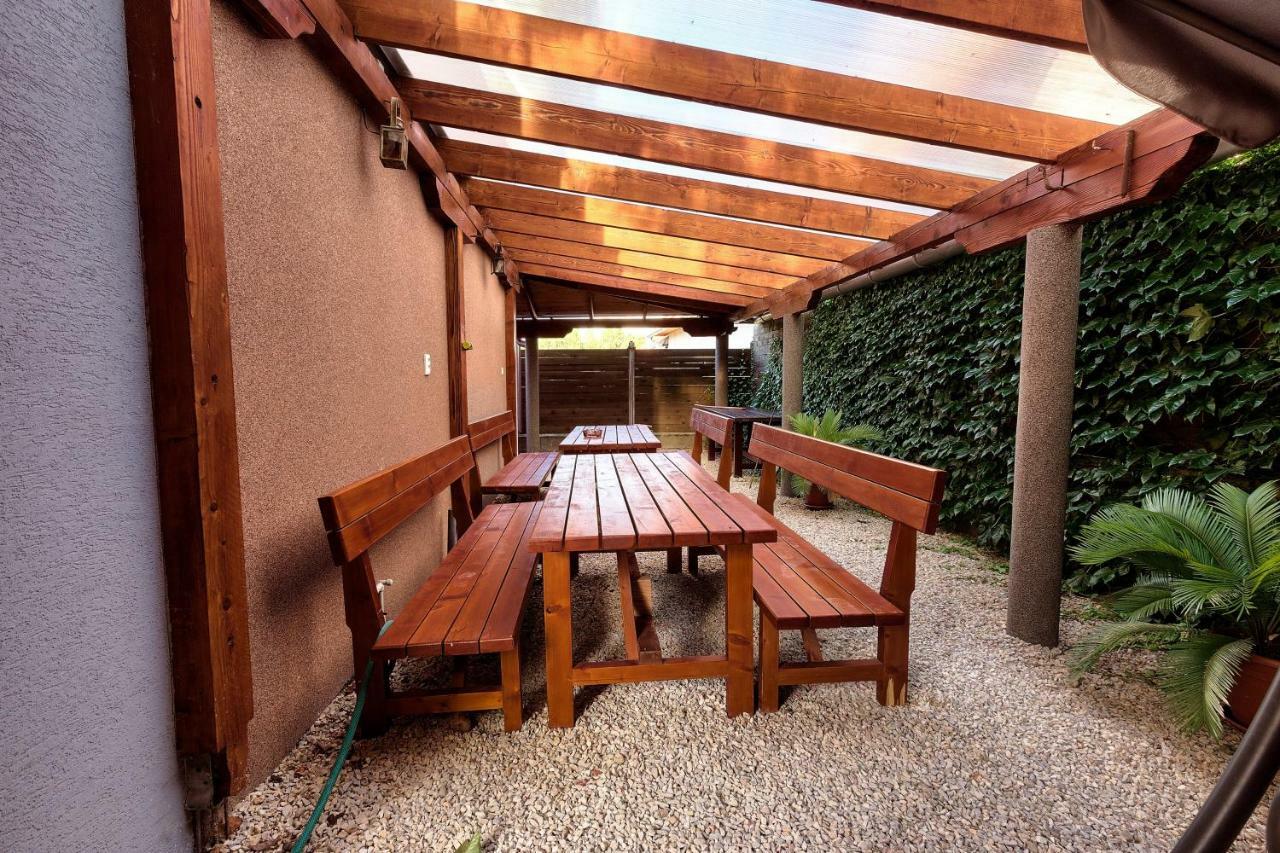 Apartmanovy Dom Red Hotell Podhájska Exteriör bild