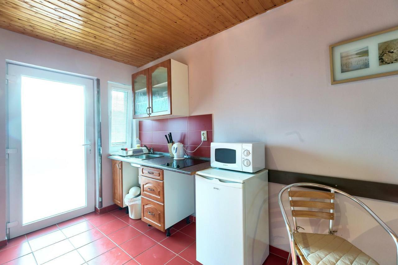 Apartmanovy Dom Red Hotell Podhájska Exteriör bild
