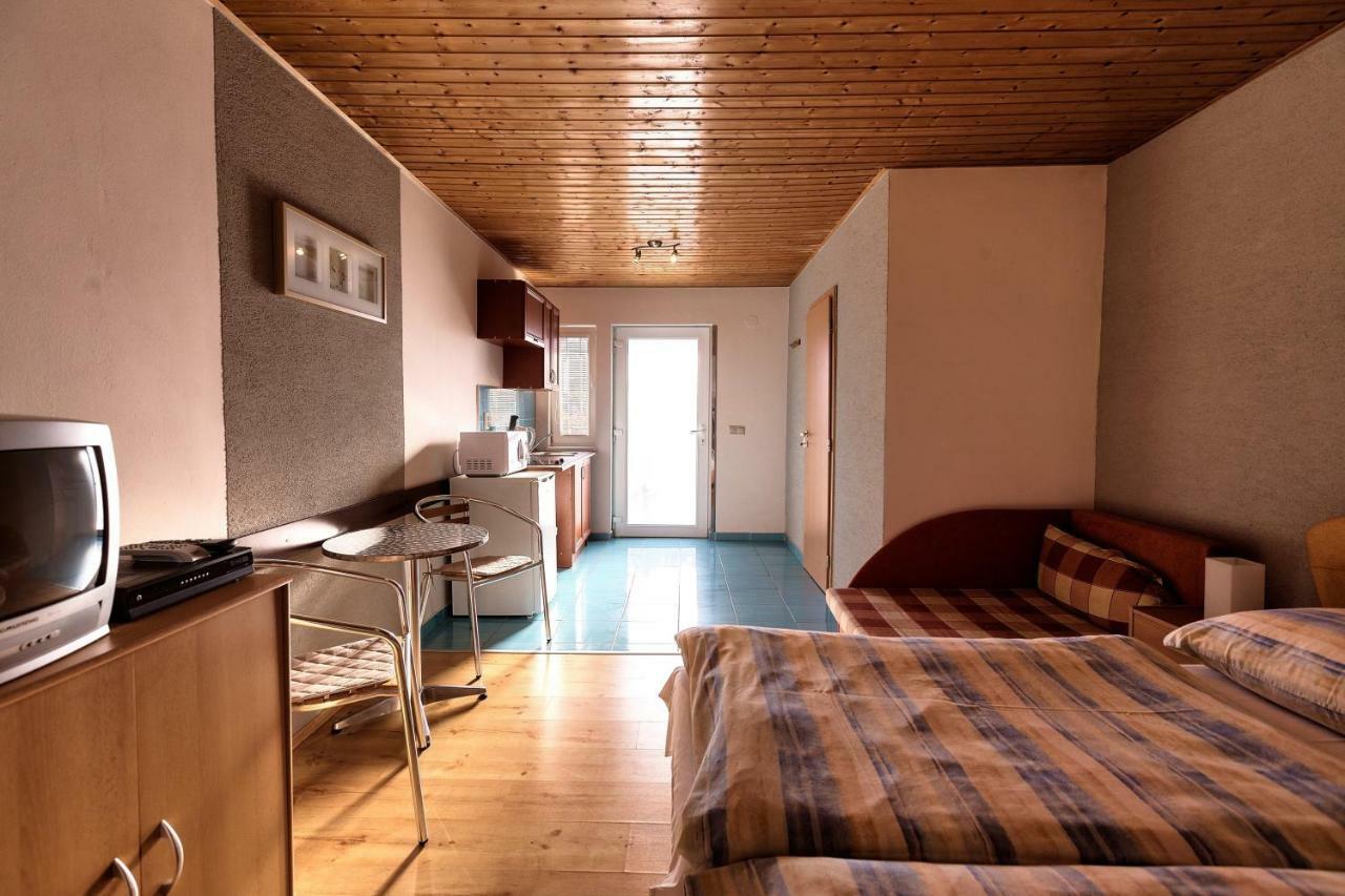 Apartmanovy Dom Red Hotell Podhájska Exteriör bild