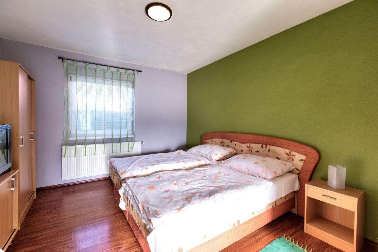 Apartmanovy Dom Red Hotell Podhájska Exteriör bild
