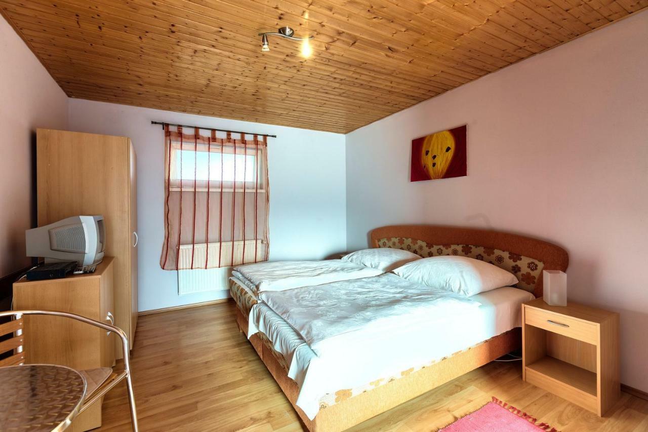 Apartmanovy Dom Red Hotell Podhájska Exteriör bild