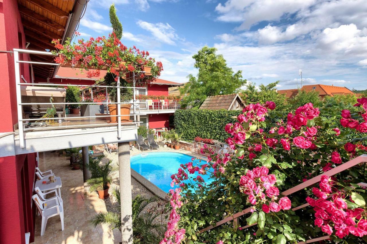 Apartmanovy Dom Red Hotell Podhájska Exteriör bild