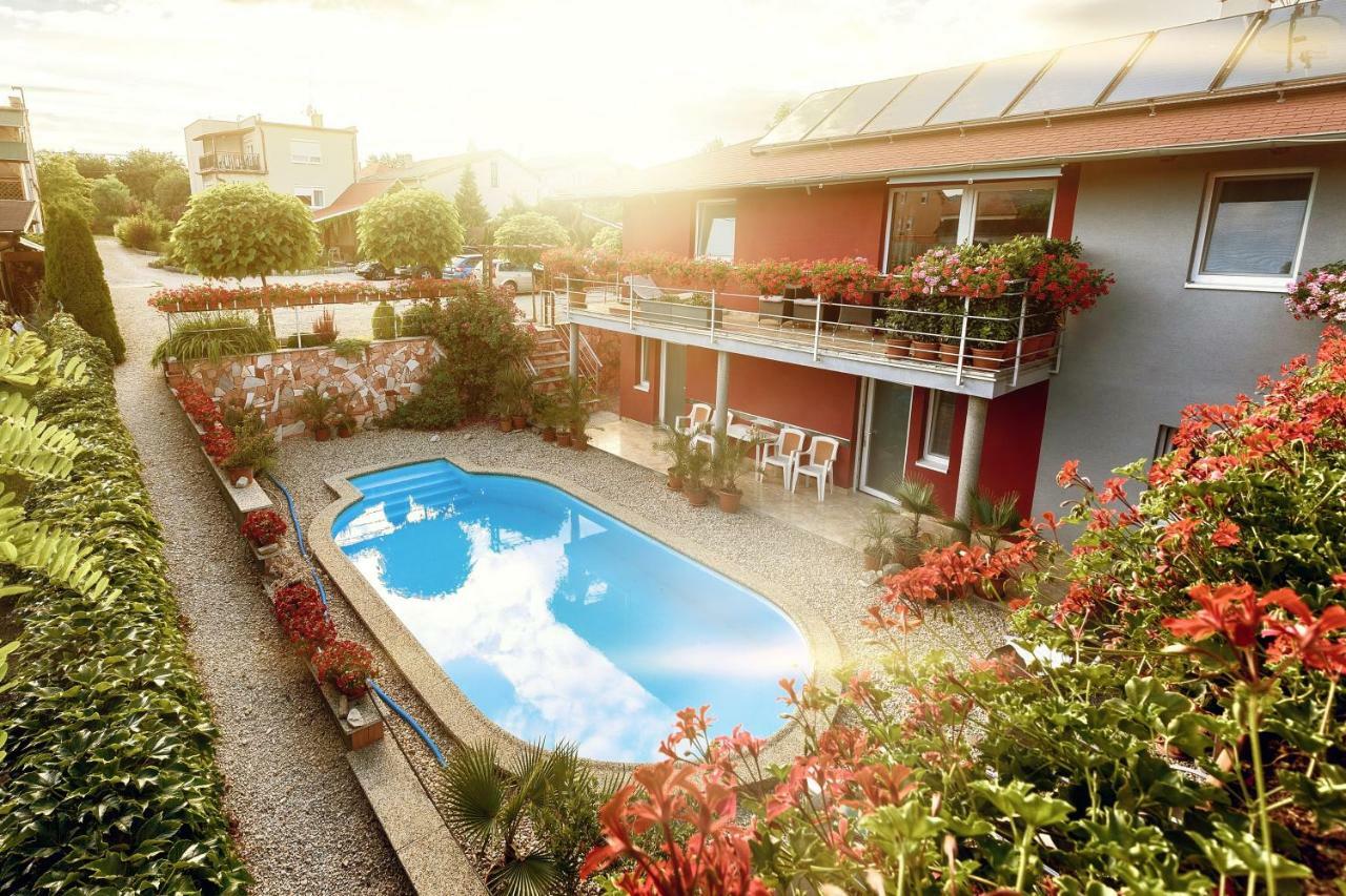 Apartmanovy Dom Red Hotell Podhájska Exteriör bild