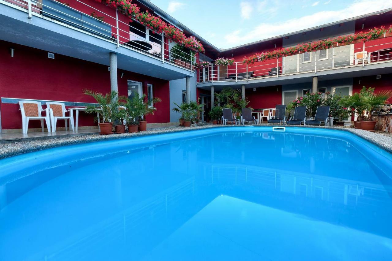 Apartmanovy Dom Red Hotell Podhájska Exteriör bild