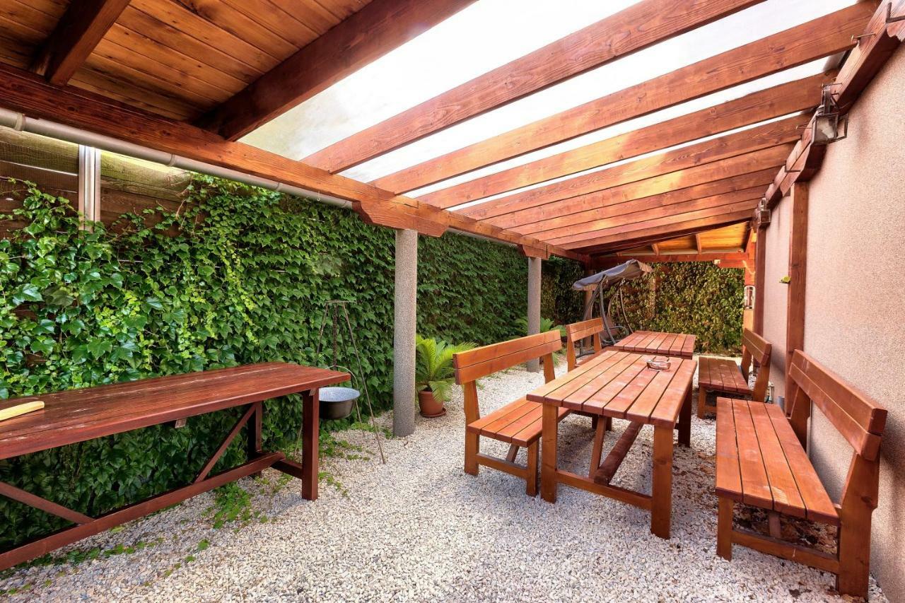 Apartmanovy Dom Red Hotell Podhájska Exteriör bild