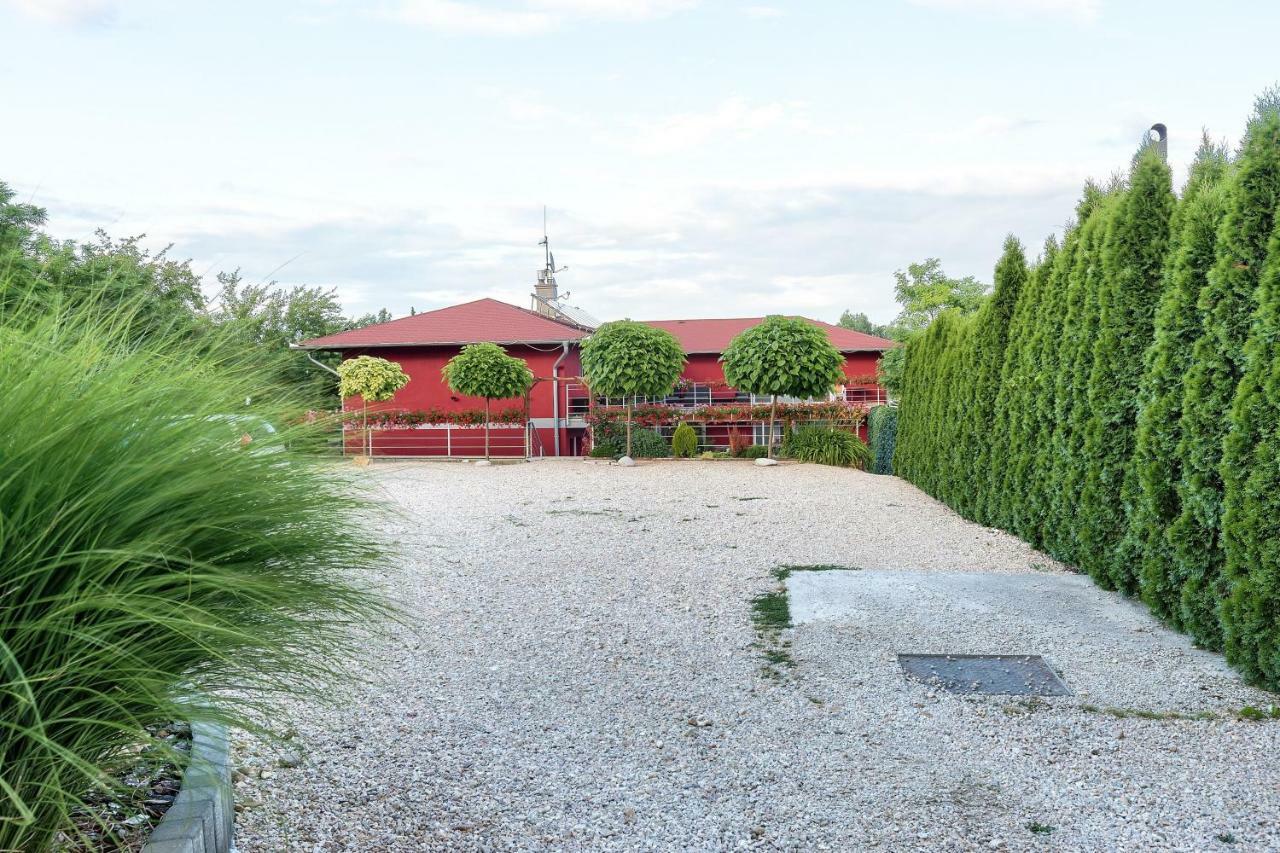 Apartmanovy Dom Red Hotell Podhájska Exteriör bild