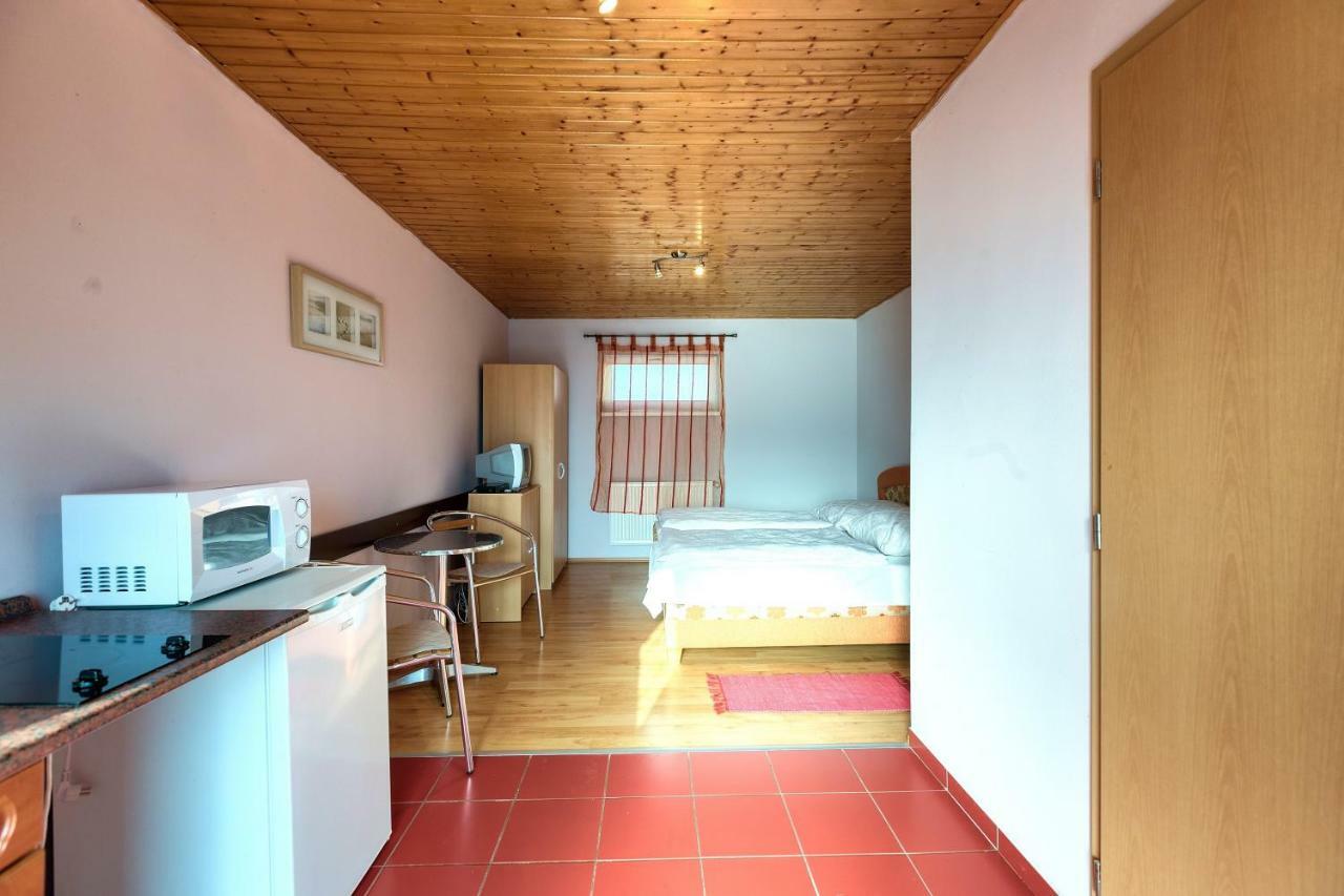 Apartmanovy Dom Red Hotell Podhájska Exteriör bild