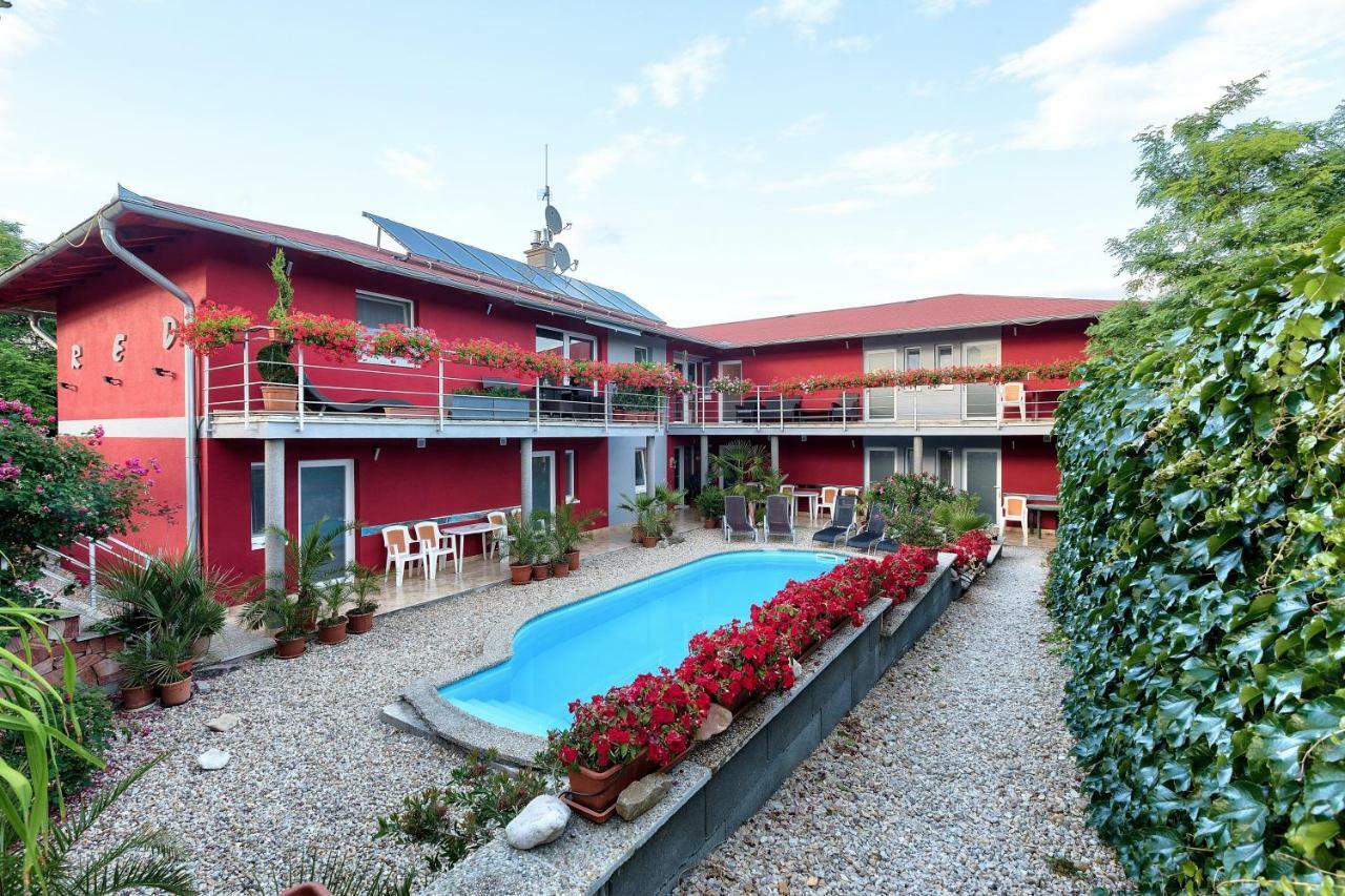 Apartmanovy Dom Red Hotell Podhájska Exteriör bild