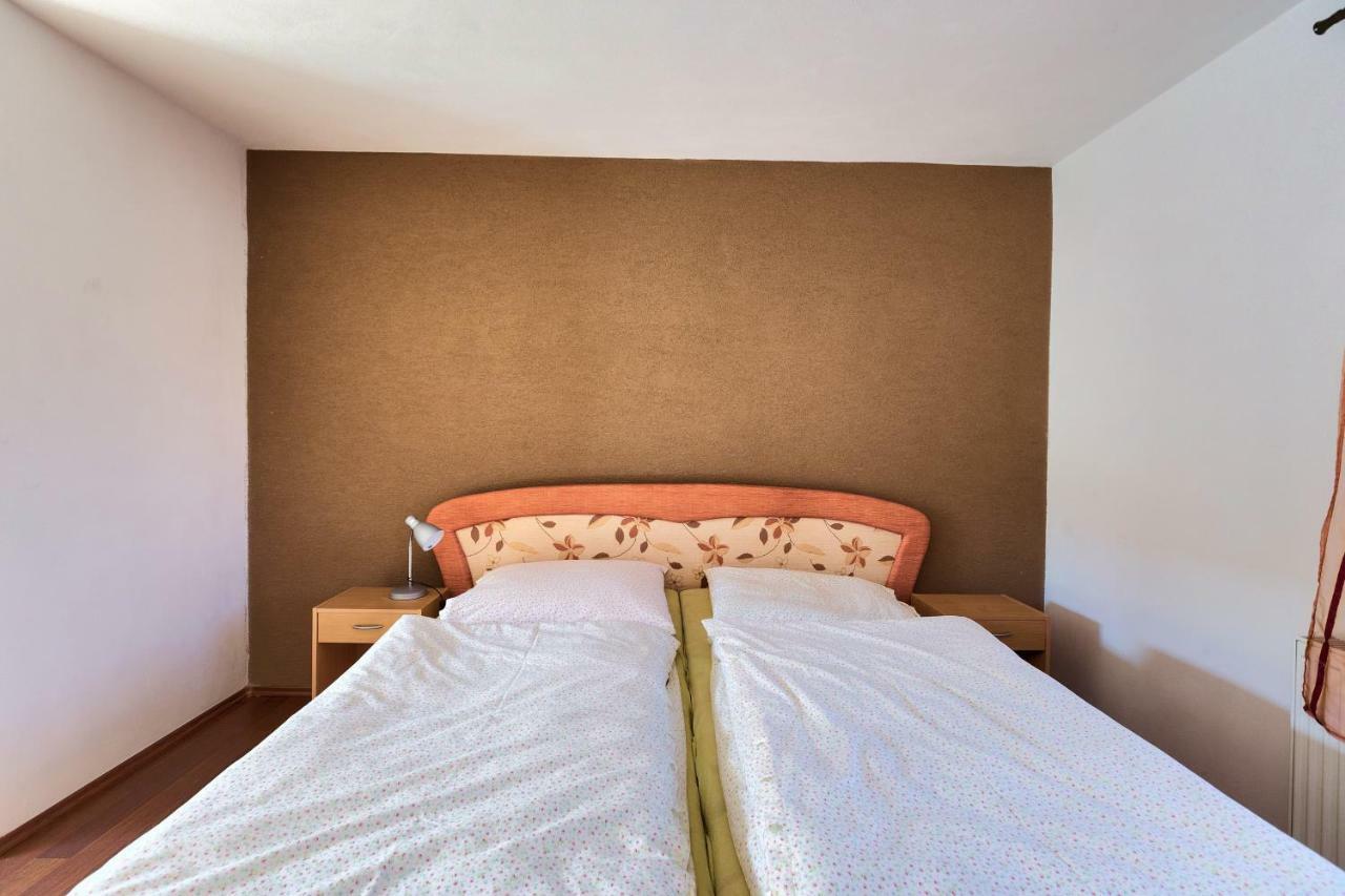 Apartmanovy Dom Red Hotell Podhájska Exteriör bild