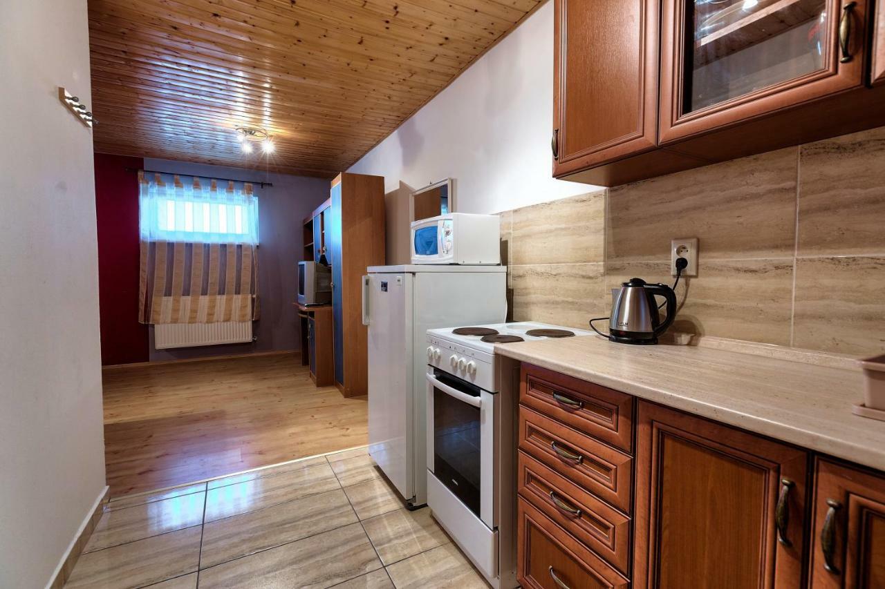 Apartmanovy Dom Red Hotell Podhájska Exteriör bild