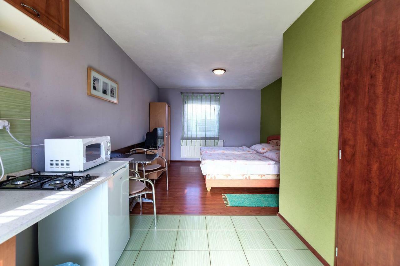 Apartmanovy Dom Red Hotell Podhájska Exteriör bild