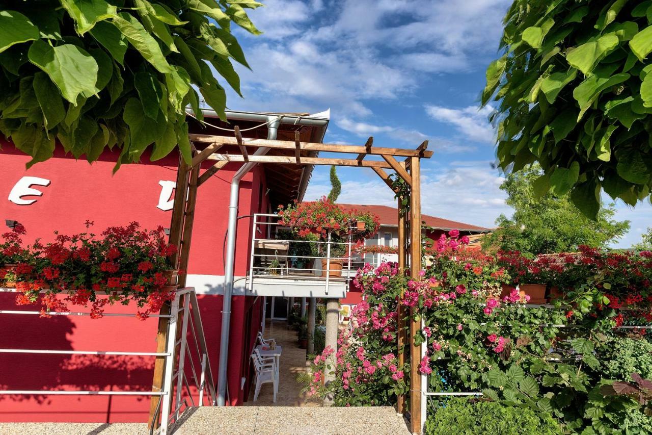 Apartmanovy Dom Red Hotell Podhájska Exteriör bild