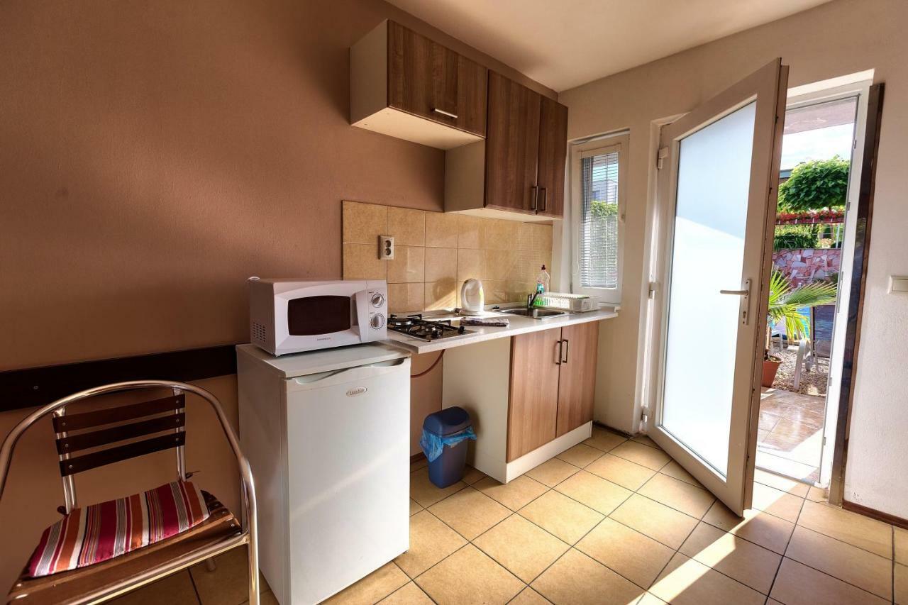 Apartmanovy Dom Red Hotell Podhájska Exteriör bild