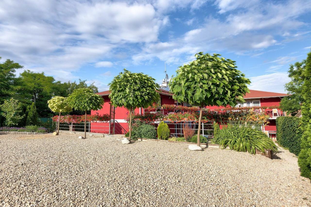 Apartmanovy Dom Red Hotell Podhájska Exteriör bild