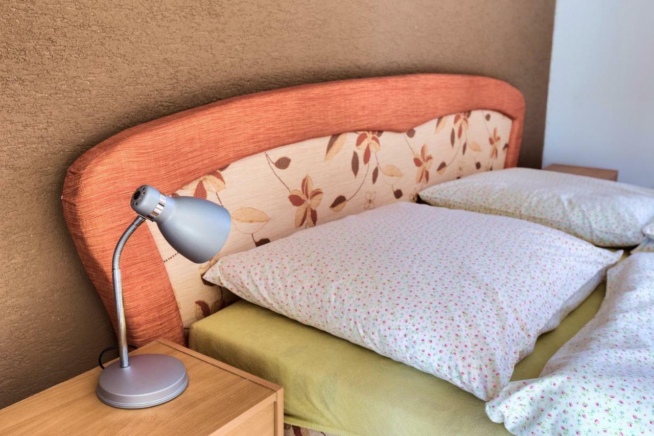 Apartmanovy Dom Red Hotell Podhájska Exteriör bild
