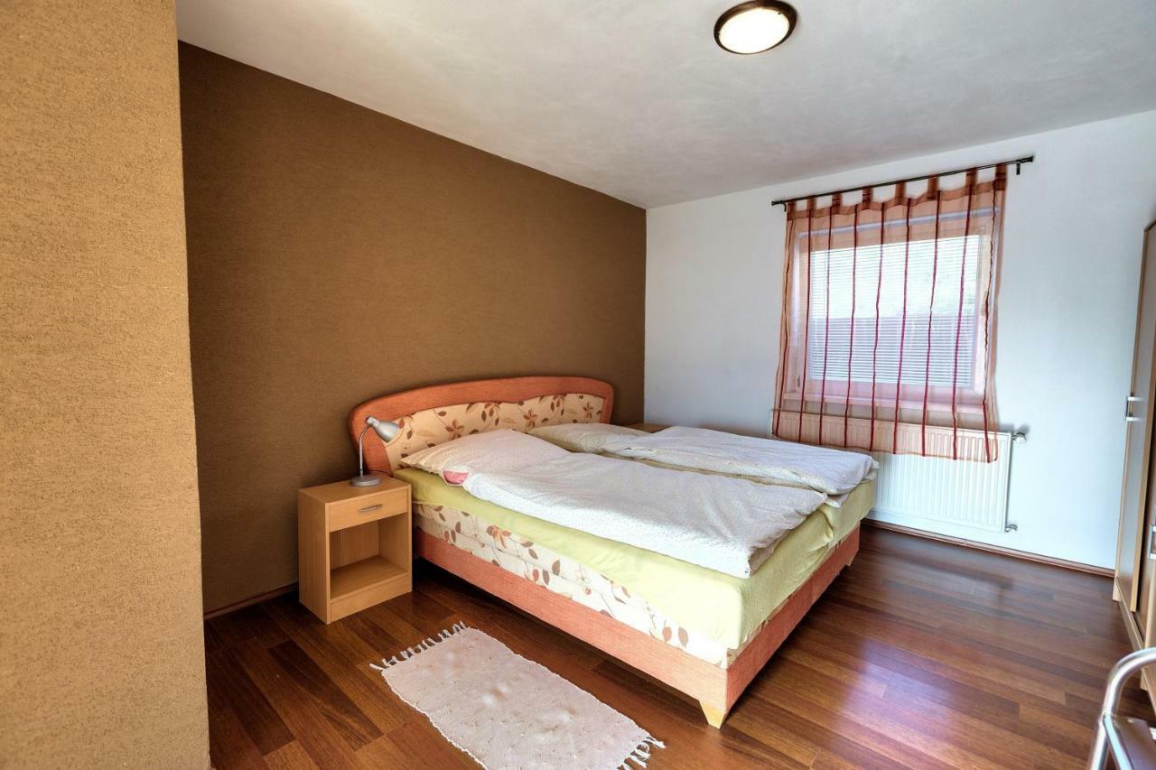 Apartmanovy Dom Red Hotell Podhájska Exteriör bild