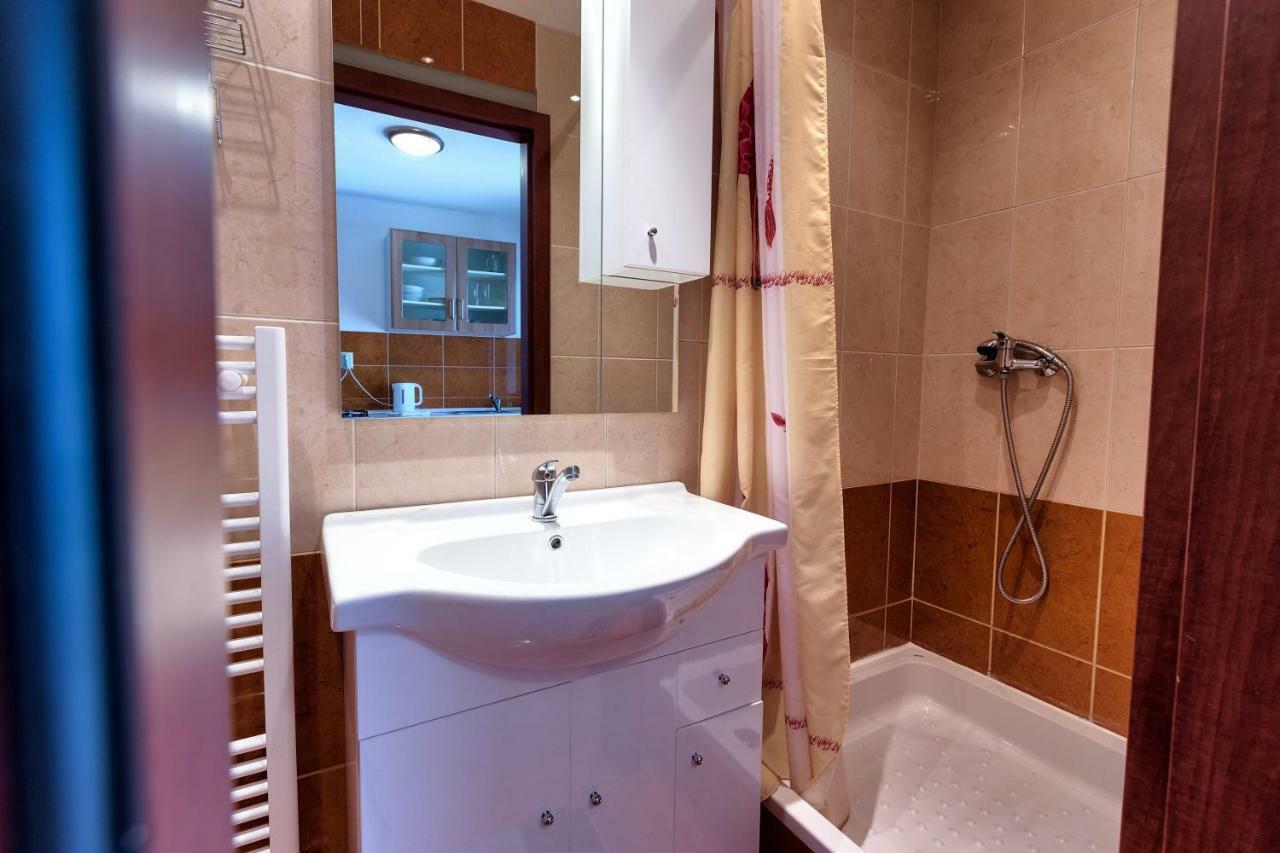 Apartmanovy Dom Red Hotell Podhájska Exteriör bild