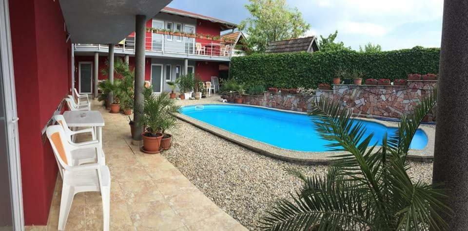 Apartmanovy Dom Red Hotell Podhájska Exteriör bild