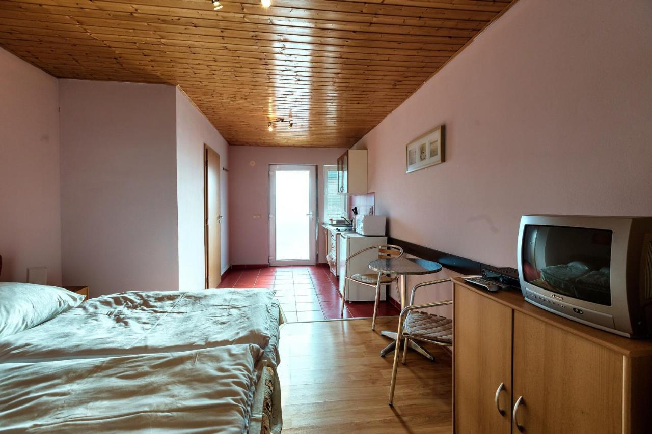 Apartmanovy Dom Red Hotell Podhájska Exteriör bild