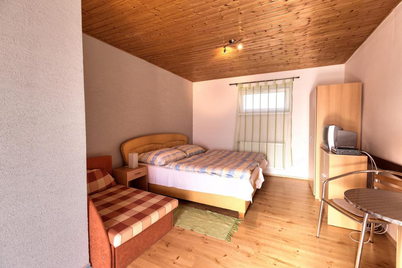 Apartmanovy Dom Red Hotell Podhájska Exteriör bild