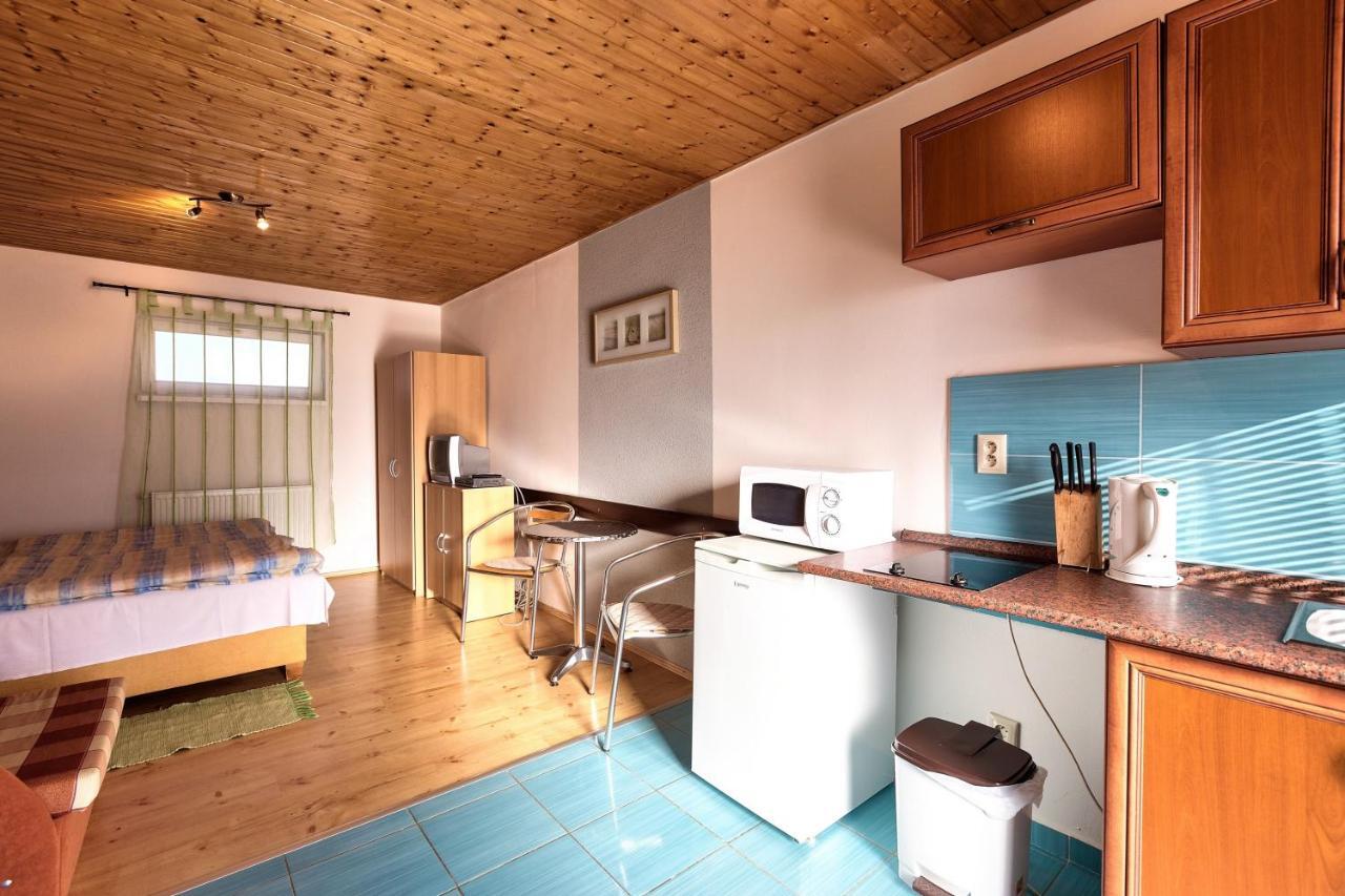 Apartmanovy Dom Red Hotell Podhájska Exteriör bild