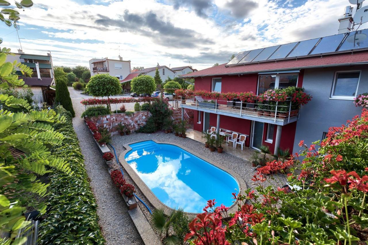 Apartmanovy Dom Red Hotell Podhájska Exteriör bild